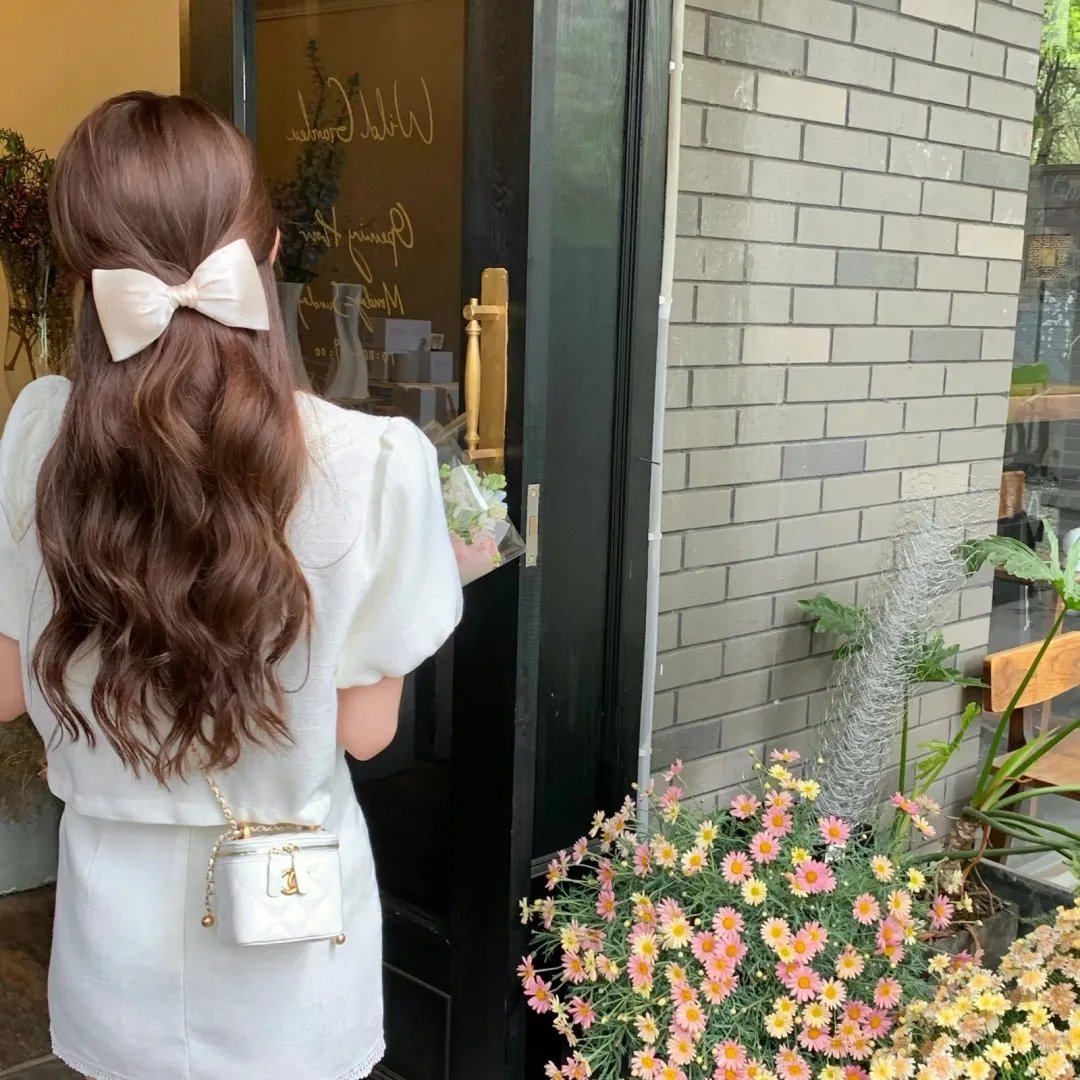 戴金丝边眼镜的人
